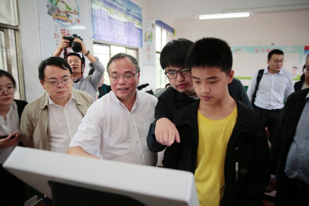 网易CEO丁磊续写“一块屏”爱心接力，让中国处处都是学区房-黑板洞察