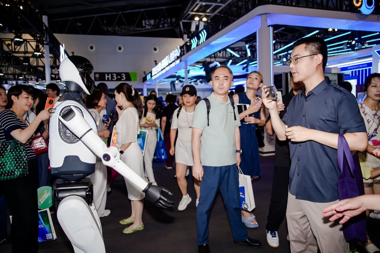 一群人站在飞机前

AI 生成的内容可能不正确。