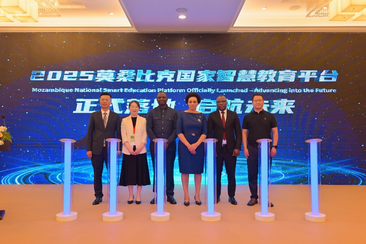 一群人站在台上
中度可信度描述已自动生成