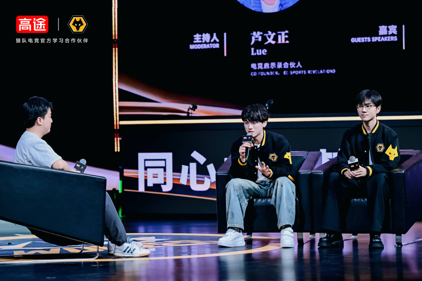 图片包含 人, 室内, 男人, 桌子

AI 生成的内容可能不正确。