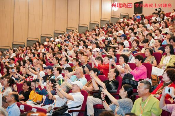 兴趣岛艺术节,撕开了银发社交的“信任赤字”-黑板洞察