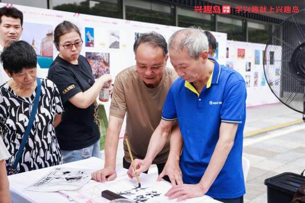 兴趣岛艺术节,撕开了银发社交的“信任赤字”-黑板洞察