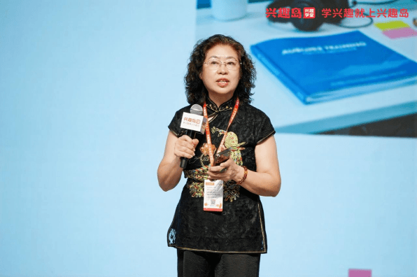 兴趣岛艺术节,撕开了银发社交的“信任赤字”-黑板洞察
