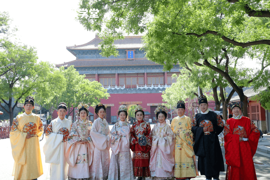 银发经济新故事:一座“成年人的迪士尼”如何装下3亿人的热爱?-黑板洞察