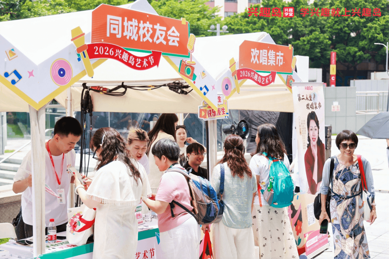 银发经济新故事:一座“成年人的迪士尼”如何装下3亿人的热爱?-黑板洞察