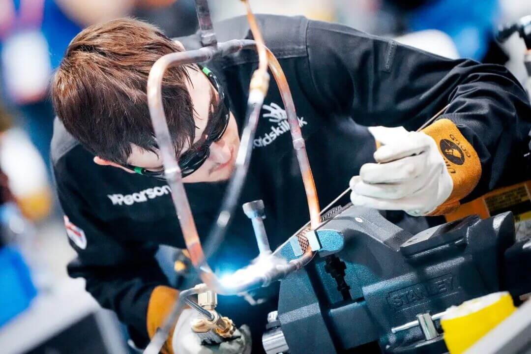 安全帽与学位帽并重：英国技能体系如何支持中国企业出海？-黑板洞察
