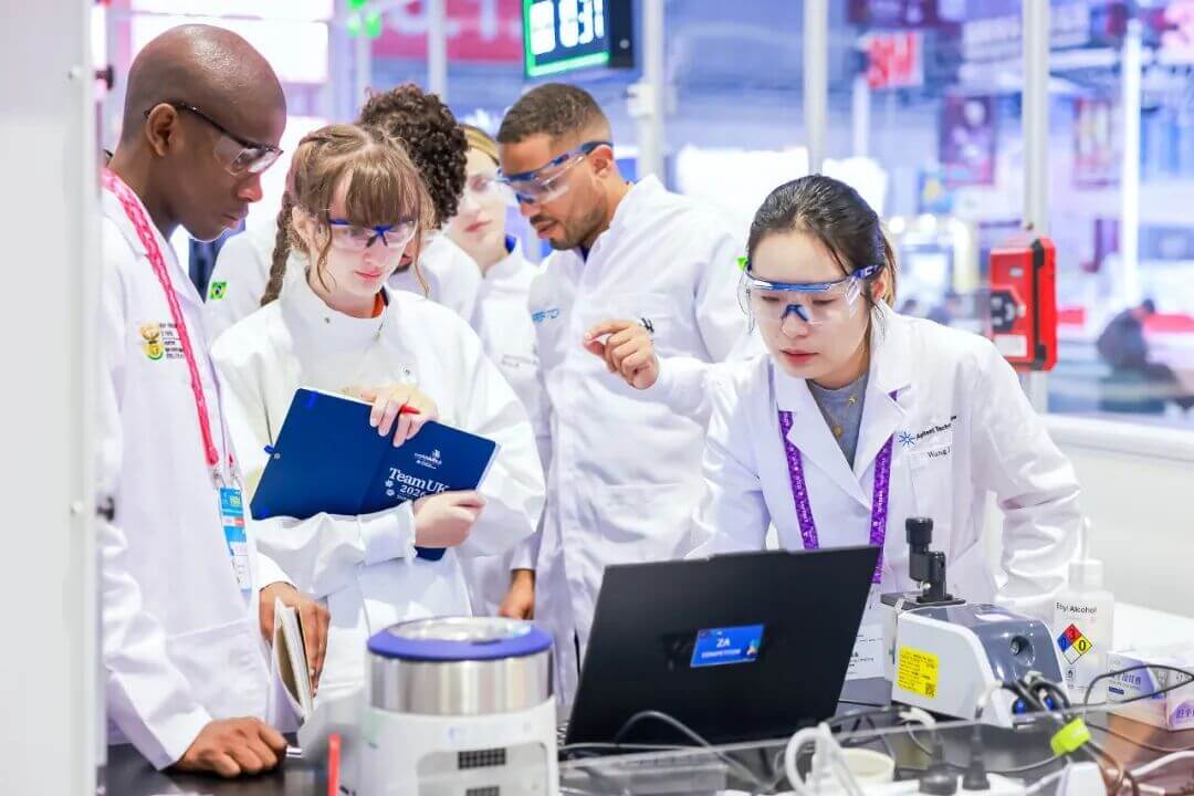 安全帽与学位帽并重：英国技能体系如何支持中国企业出海？-黑板洞察